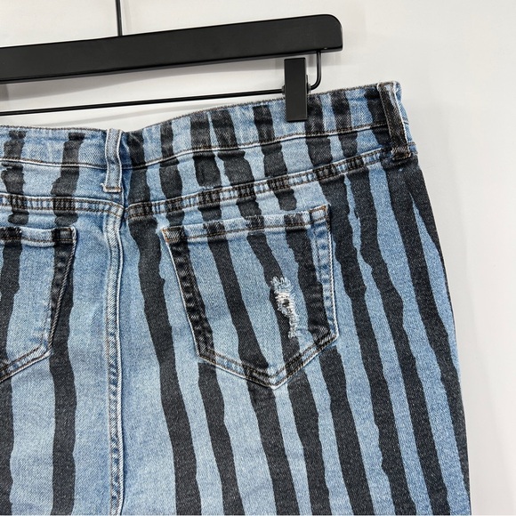 Her Universe DC Comics Birds Of Prey Harley Quinn Destructed Hi-Rise Shorts 15 - Picture 10 of 16